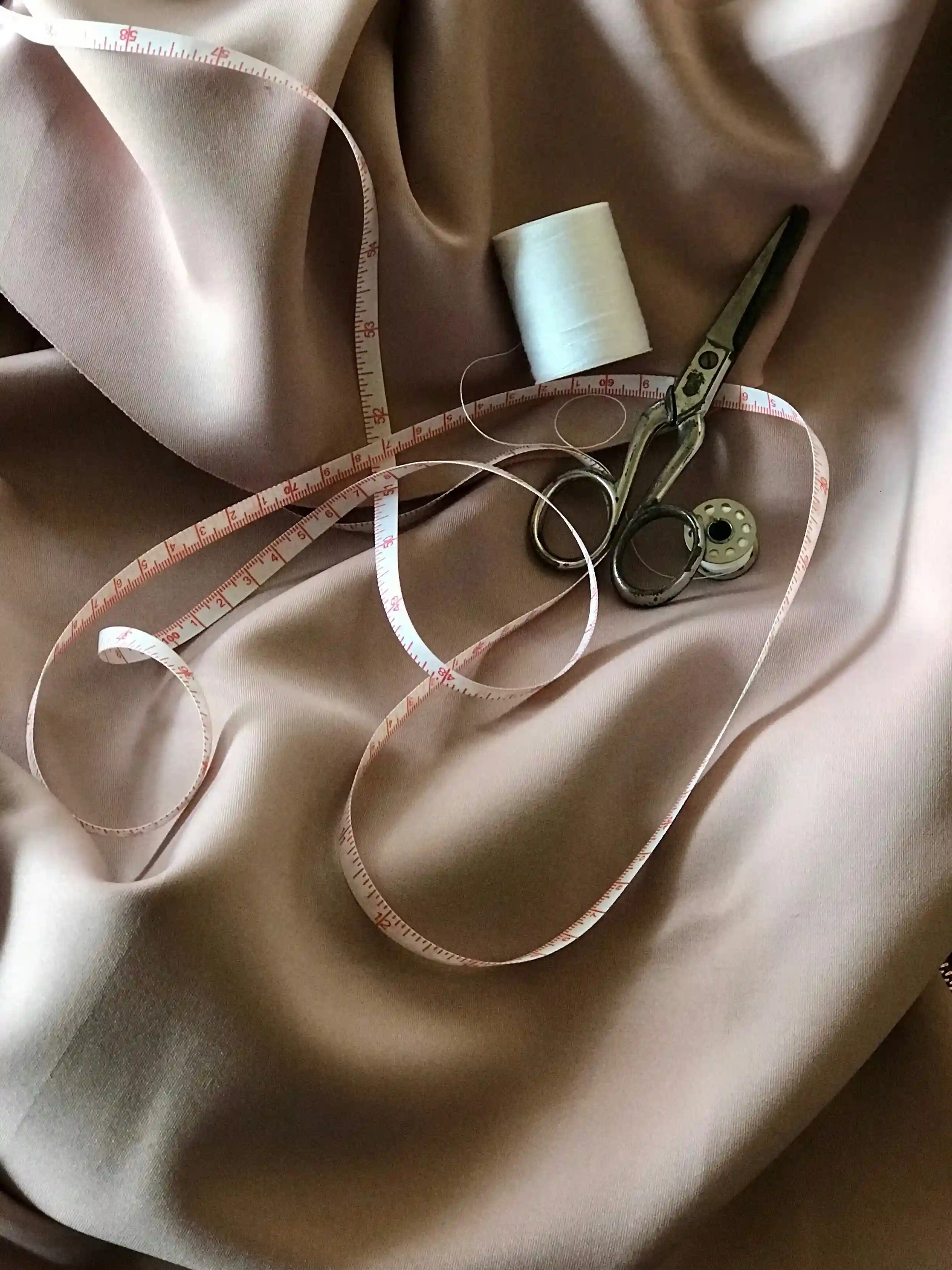 Tailoring tools and measuring tape arranged on fabric